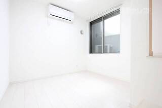 ロフトの下にも1部屋あります。こちらは真っ白