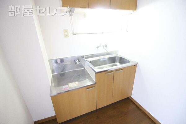 お好みのコンロが置けるキッチンです。