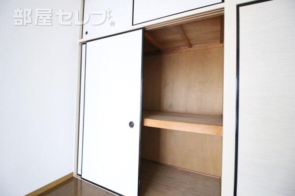 たっぷり壁一面の収納です。