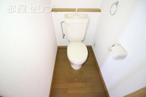 棚付きの独立したお手洗いです。