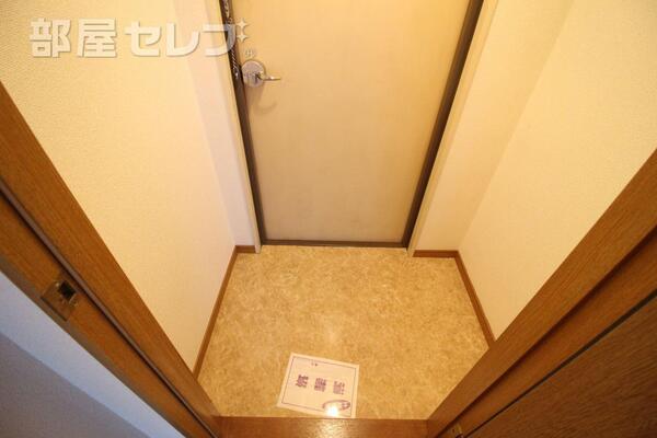 大理石調のフロアシートの玄関です。