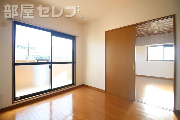 日当たりのよい南側の居室です。