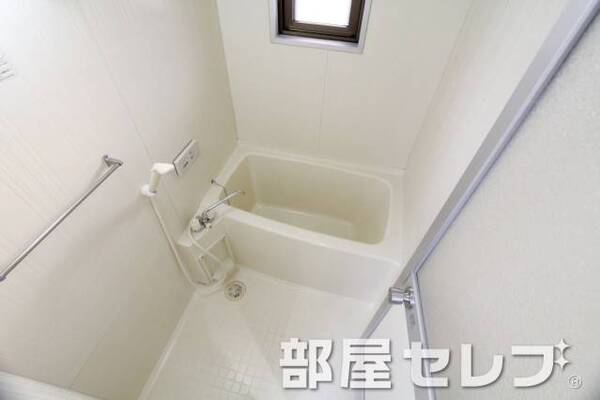 お風呂に小窓あります。