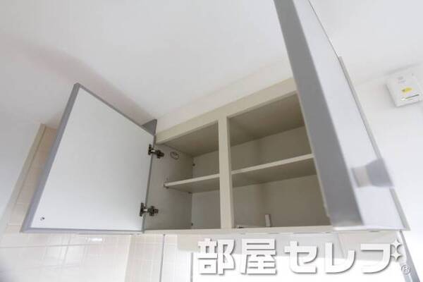 キッチン上部収納。