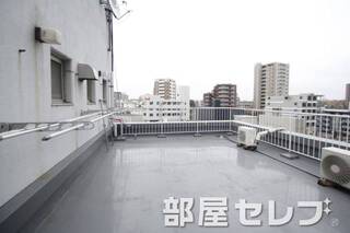 屋上に洗濯物干せれます。