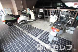バイク置き場。
