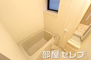 窓がついているバスルームです。