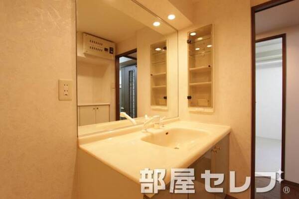 小物の収納などに便利な戸棚も付いてます。