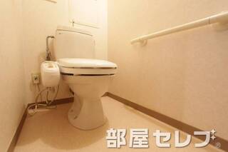 温水便座付きで快適です。