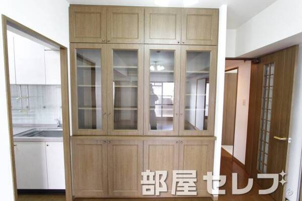 食器棚。