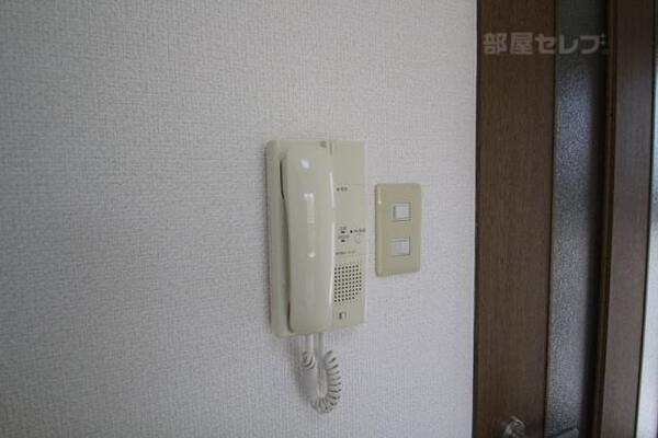 インターホンで来客時に確認ができます。