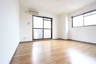 2面窓があるので明るいお部屋ですよ
