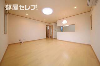 リビングは正方形に近いので家具の配置は自由自在