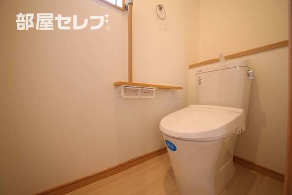 ２階にお手洗いもありますよ