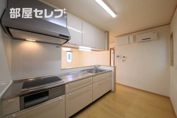 キッチンまわりのスペースも広いので動きやすいです