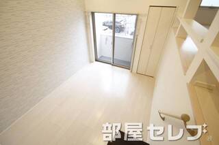ロフトから見た居室。