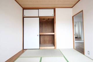 奥行きのある収納。