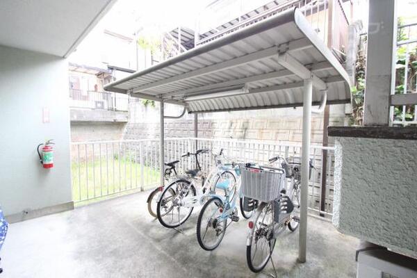 屋根付きの駐輪場で、雨の日も安心です。