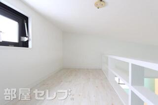 リビングに便利なロフトが付いています。
