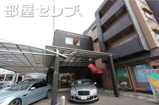 1階車屋さんになります。