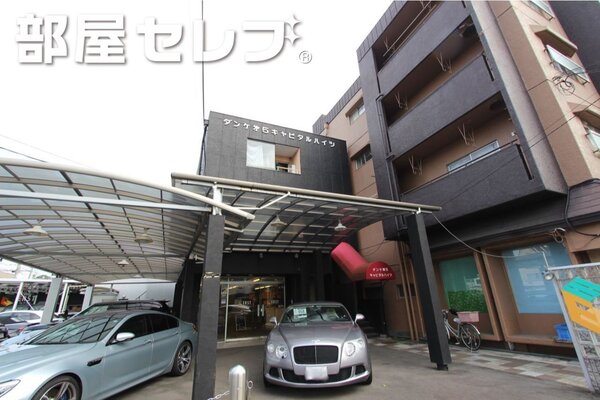 1階車屋さんになります。