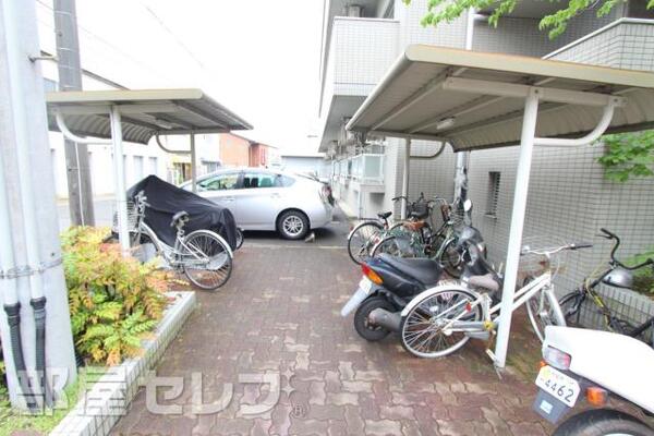 冷蔵庫などが置けます。
