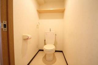 トイレには嬉しい天井棚付き　トイレットペーパーや清掃用具をしまえます