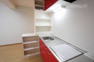 赤がオシャレなキッチン。ＩＨヒーター使ってます