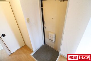 玄関も広々
