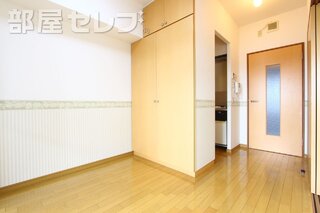 爽やかな朝日の入る東向きです。