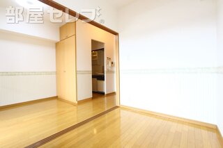 広々としたダイニングと居室です。