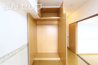 上部に収納が付いてますよ。