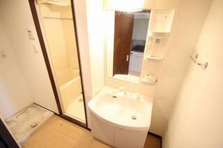 洗髪洗面化粧台の独立洗面所です。