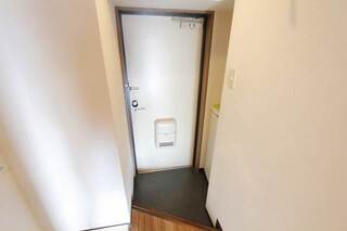 輝かしい玄関ですね。3Ｃ号室の写真です。