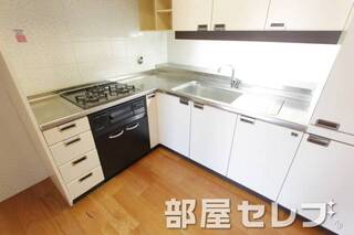 Ｌの字型システムキッチン。