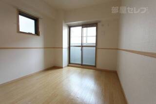 玄関入ってすぐのお部屋です