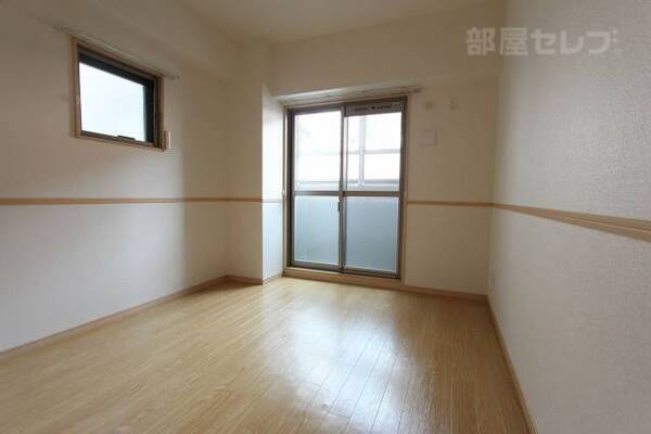 玄関入ってすぐのお部屋です