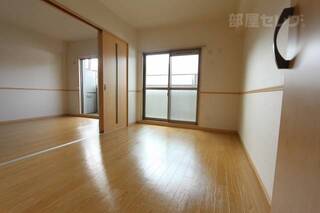 リビングの隣のお部屋です