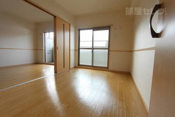リビングの隣のお部屋です