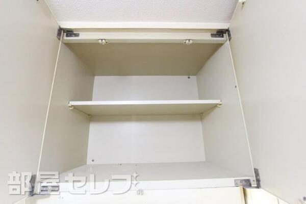 キッチン上の収納です。