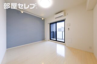 アクセントの効いた壁紙がオシャレなお部屋です。