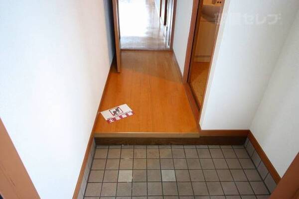 玄関の写真になります。