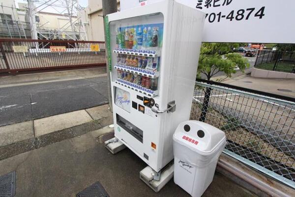 敷地内に自動販売機あります