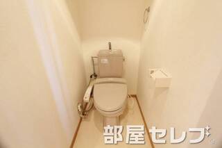 温水洗浄便座。他号室の写真です。