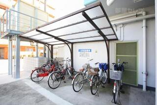 屋根付き駐輪場があります。