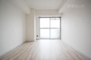 玄関入ってすぐの洋室です。（401号室）