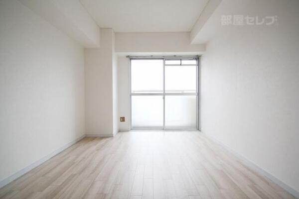 玄関入ってすぐの洋室です。（401号室）