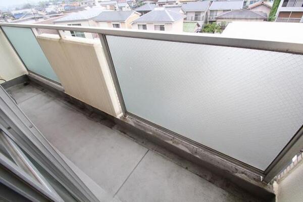水はけの良いベランダです。（401号室）