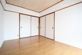 ベランダ側の明るい居室です。（401号室）