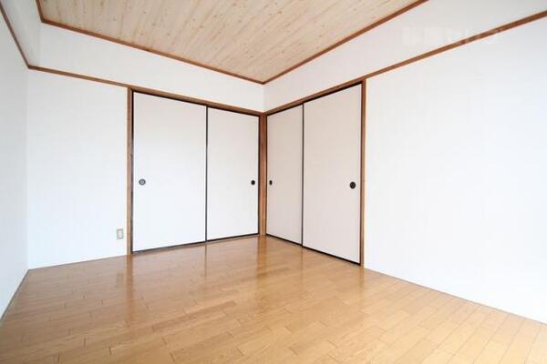 ベランダ側の明るい居室です。（401号室）